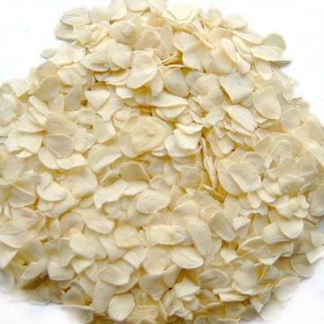 Dehydrated garlic flakes