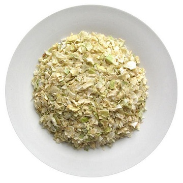 Dehydrated onion flakes